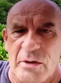 „Jsem součástí mezinárodní vyšetřovací skupiny,“ říká důchodce, který publikoval video o tom, jak Ivan Bartoš (Piráti) pašuje drogy z Thajska