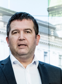 Nejvyšší důvěře se podle Centra pro výzkum veřejného mínění v červnu těšili ministr vnitra Jan Hamáček (vlevo) a ministr zdravotnictví Adam Vojtěch