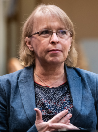 Senátorka Hana Kordová Marvanová vystupuje proti Robertu Fremrovi, kandidátovi na ústavního soudce
