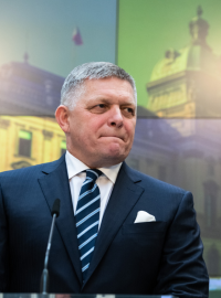 Slovenský premiér Robert Fico (vlevo) a schůzky ministrů zahraničí Juraje Blanára a Sergeje Lavrova (vpravo nahoře) a ministrů obrany Roberta Kaliňáka a Lloyda Austina