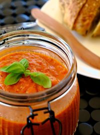 Ochucení ajvaru je možné upravit podle vašich chuti. Přidejte více česneku, chilli, pepře nebo cukru