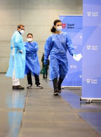 Zdravotníci ve Vídni čekají v jednom z očkovacích center na vakcínu proti covidu-19