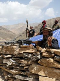 Afghánci stojící proti postupujícímu Tálibánu hlídkují na stanovišti
