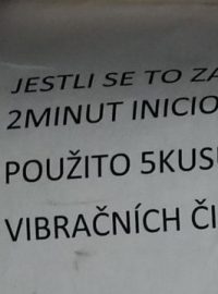 Muž v Brně pro případ úklidu bytu, který zaskládal až po strop odpadky, hrozil explozí