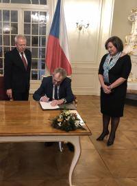 Prezident Miloš Zeman podepisuje vládní daňový balíček.