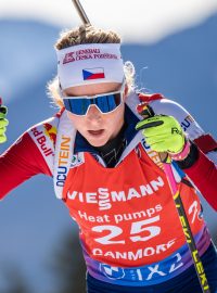 Česká biatlonistka Markéta Davidová při stíhačce v Canmore
