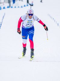 Biatlonista Adam Václavík v cíli sprintu při Světovém poháru v německém Oberhofu