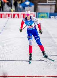 Biatlonistka Lucie Charvátová v cíli stíhacího závodu na mistrovství světa ve švýcarském Lenzerheide