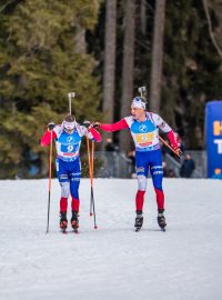 Jonáš Mareček předává štafetu Michalovi Krčmářovi na mistrovství světa ve švýcarském Lenzerheide