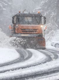 V Karlovarském kraji dnes od časného rána sněží. Sníh na mnoha místech zůstává na silnicích ležet. (ilustrační foto)