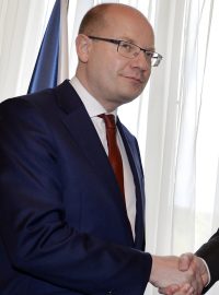 Premiér Bohuslav Sobotka (vlevo) se 3. května v Praze setkal s předsedou bavorské vlády Horstem Seehoferem (vpravo).
