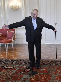 Předseda vlády ale s takovým entrée nepočítal. Když ho moderátor vyzval, aby učinil prohlášení, zůstal zaraženě koukat na prezidenta.