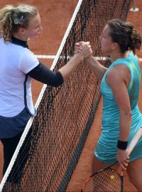 Barbora Strýcová (vpravo) vyřadila ve čtvrtfinále Prague Open krajanku Kateřinu Siniakovou.