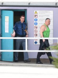 Jiří Kajínek opouští rýnovickou věznici v Jablonci nad Nisou.