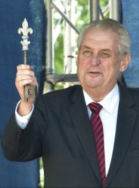 Prezident Zeman v Lidicích převzal symbolické klíče od obce