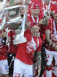 Fotbalisté Slavie s pohárem pro mistra