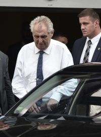 Prezident Miloš Zeman před Fakultní nemocnicí v Brně, kde navštívil zraněného zástupce šéfa hradního protokolu Vladimíra Kruliše, který havaroval v noci na 30. května v policejním voze BMW i8.