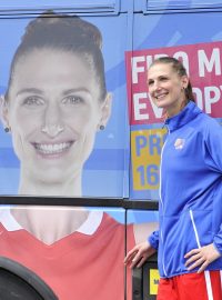 Basketbalistka Ilona Burgrová v nadživotní velikosti na autobusech v Hradci Králové.