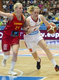 Česká basketbalistka Alena Hanušová se snaží přejít přes Španělku Lauru Gilovou.