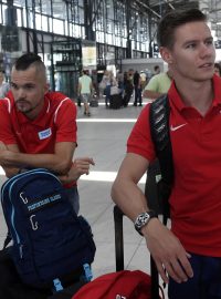 Jakub Holuša a Pavel Maslák při odletu do Lille