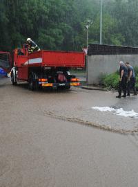 Extrémní déšť zasáhl Prahu, největší potíže způsobil v Radotíně.