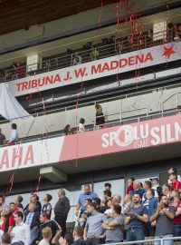 Slavia pojmenovala hlavní tribunu po Johnovi Maddenovi.