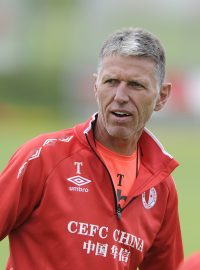 Kouč Slavie Jaroslav Šilhavý při předzápasovém tréninku