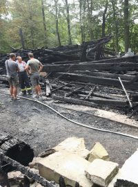 Dřevěný kostel z 16. století shořel v noci na středu. Škody půjdou podle předběžných odhadů do desítek milionů korun.