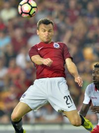 David Lafata měl v závěru utkání s Crvenou Zvezdou několik šancí.