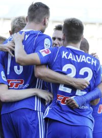 Olomoučtí fotbalisté se radují z vítězství nad Libercem.