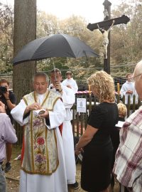 Místní farář Kazimierz Plachta sloužil mši u vyhořelého kostela Božího těla