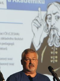 Odborář František Dobšík na protestním setkání školských odborů
