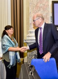 Ministryně práce a sociálních věcí Michaela Marksová a ministr financí Ivan Pilný se zdraví před jednáním vlády, která 25. září v Praze projednávala návrh zákona o státním rozpočtu České republiky na příští rok včetně rozpočtové dokumentace.
