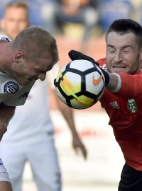 Vlastimil Daníček ze Slovácka se pouští do souboje s brankářem Karviné Martinem Berkovcem.