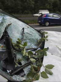 Poškozené auto v Hannoveru. Severním Německem se prohnala bouře Xavier