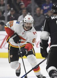 Jaromír Jágr při svém prvním zápase v dresu Calgary Flames proti Los Angeles Kings