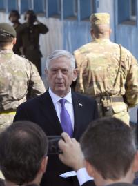 Americký ministr obrany James Mattis a jihokorejský ministr obrany Song Jong-mu při návštěvě vesnice Panmunjon uvnitř demilitarizované zóny na hranici mezi Jižní a Severní Koreou.