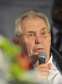 Prezident Miloš Zeman si nadále stojí za tím, že žádnou předvolební kampaň nedělá, jiným v tom ale podle svých slov nebrání