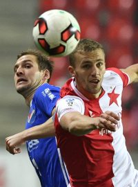 Tomáš Souček ze Slavie v souboji s Tomášem Poznarem z Baníku