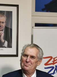 Miloš Zeman, který prezidentský mandát obhajuje, sledoval sčítání hlasů v prvním kole prezidentských voleb v sídle Strany Práv Občanů v Loretánská ulici poblíž Pražského Hradu