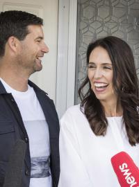Novozélandská premiérka Jacinda Ardernová a její partner Clarke Gayford