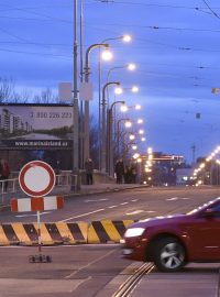 Pražský Libeňský most je od pátku do odvolání uzavřen pro automobily i tramvaje. Část je v havarijním stavu