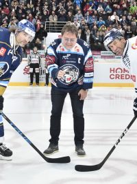 Jaromír Jágr s Petrem Nedvědem při slavnostním buly