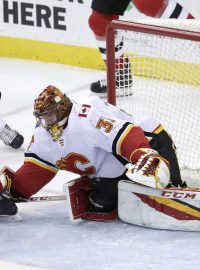 Pavel Zacha povedeným zakončením mezi nohama překonává Davida Ritticha v brance Calgary.