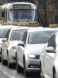 Taxikáři během pondělního protestu na mostě Legií.