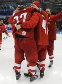 Ruští hokejisté se radují po vítězném finále olympijského turnaje.