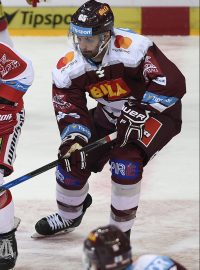 Michal Řepík v souboji s olomouckým Bruno Mrázem.