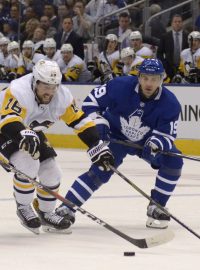 Tomáš Plekanec v dresu Toronta (zcela vpravo)