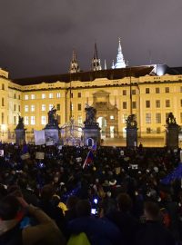 Demonstrace za zachování svobody slova a médií před Pražským hradem. Někteří skandovali „hanba“, „už jsme tady“, „otevřete brány“ nebo „Česko není Rusko“. Pískali, zvonili klíči a zpívali také českou státní hymnu.