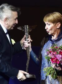 Herečka Daniela Kolářová převzala na Febiofestu cenu Kristián za celoživotní přínos kinematografii. Vlevo je prezident festivalu Fero Fenič.